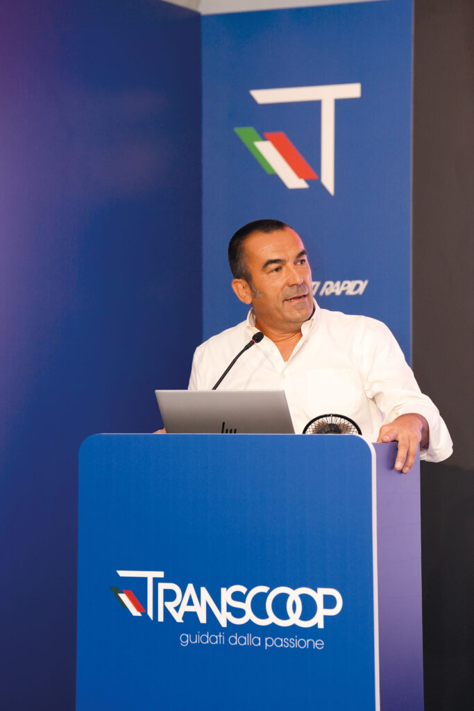 Luca Genitoni parla sul palco dell'assemblea Transcoop 2026
