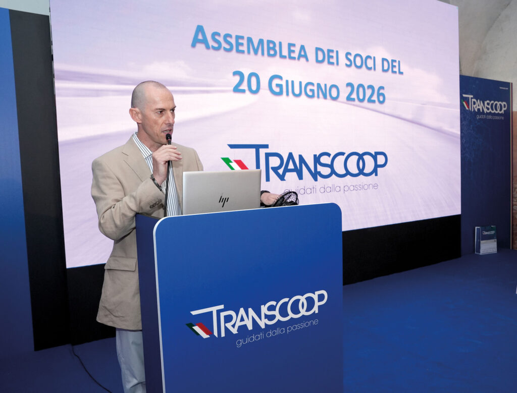 Massimiliano Toscanini parla sul palco dell'assemblea Transcoop 2026