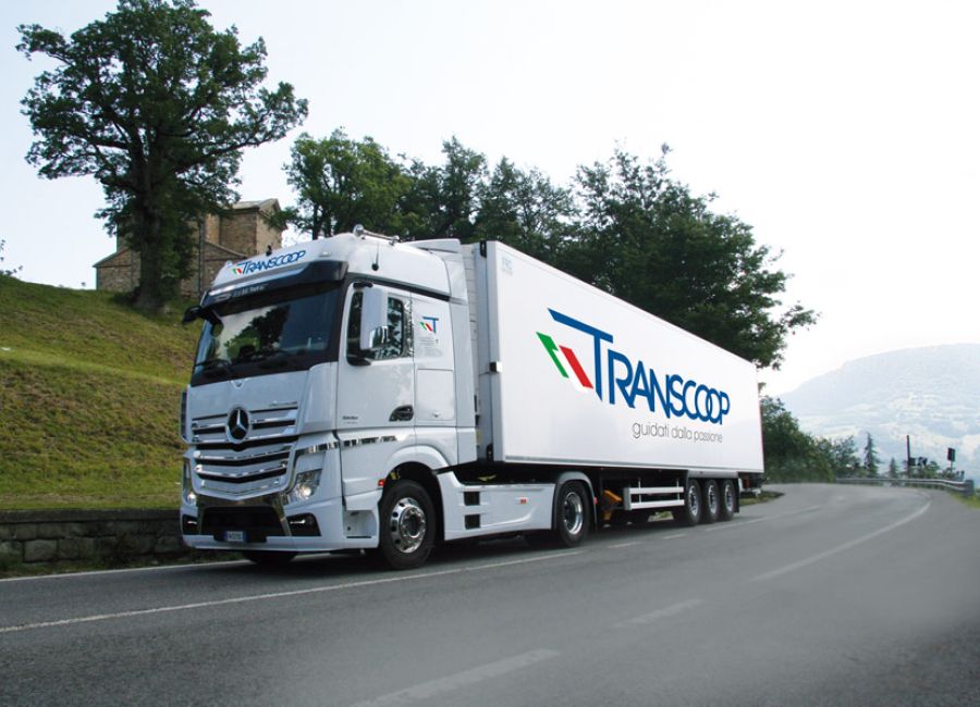Camion frigo Transcoop bianco su strada
