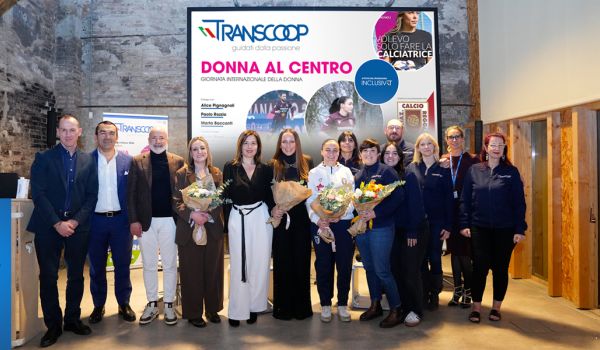 partecipanti all'evento Donna al Centro in foto di gruppo