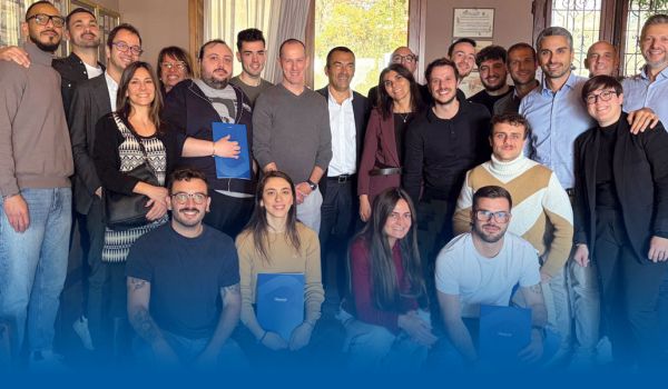 partecipanti alla Transcoop Academy con gli attestati e soci Transcoop